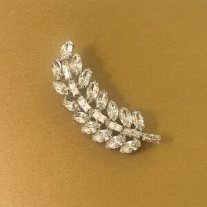1960s VINTAGE Rhinestone Leaf Brooch/Pin